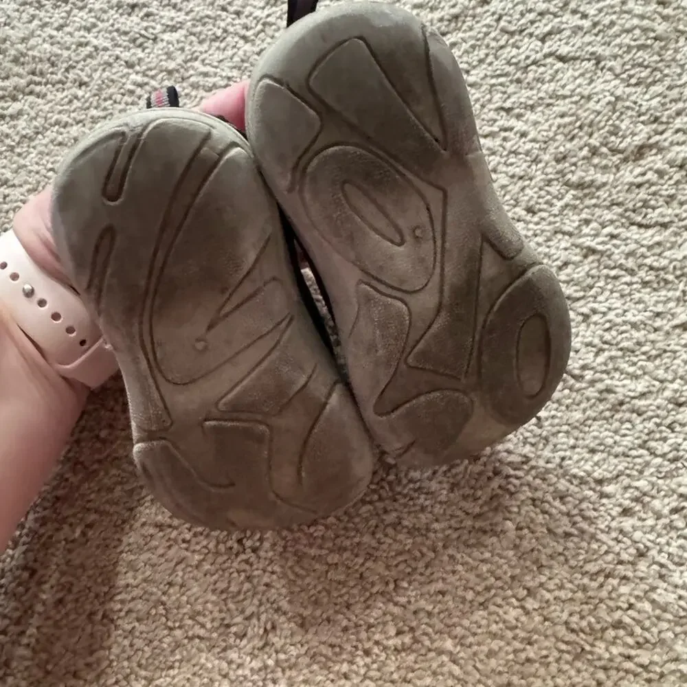 OshKosh B'gosh Durable Washable Baby Boys Size 6 M Sandals Closed Toe Adjustable